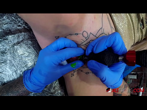 ❤️ Ekstreme tatuita varmulo Sully Savage ricevis tatuon sur sia klitoro ❌ Fikado ĉe ni ❌️❤
