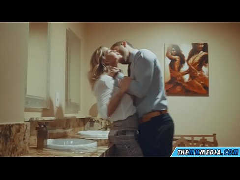❤️ Kiam belplena blondulo delogas vin en publika necesejo ❌ Fikado ĉe ni ❌️❤